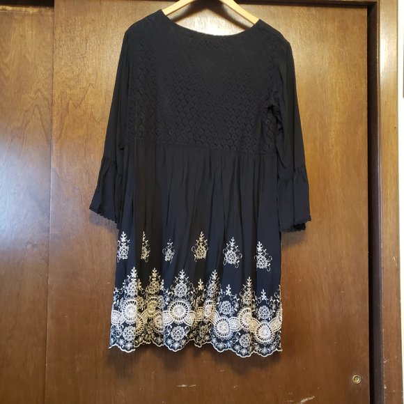 Flowy dress with embroidery and lace - Picture 5 of 12